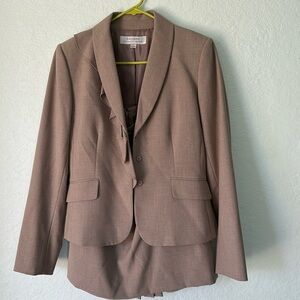 Tahari size 4 skirt and jacket!  Business attire ❤️🌹🕶️👠